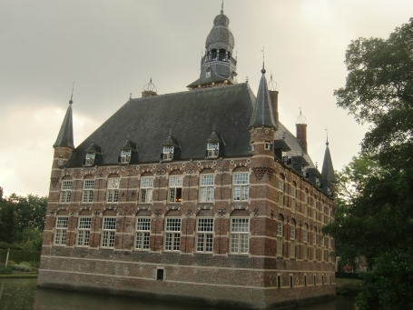 Wijchen : Kasteellaan, das Schloss Wijchen ist von einem Wassergraben umgeben